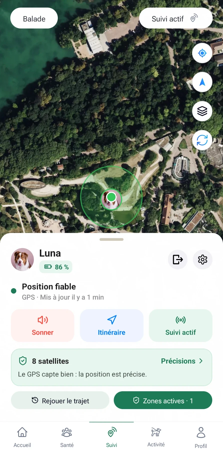 Écran Suivi de l’application Bixar : position fiable mise à jour il y a 1 minute, 8 satellites, boutons Sonner, Itinéraire et Suivi actif