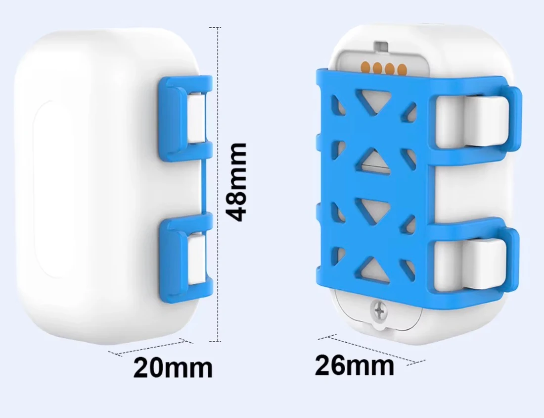 Le boîtier GPS Bixar vu de face et de dos avec ses clips bleus : 48 mm de haut, 20 mm de large et 26 mm de profondeur